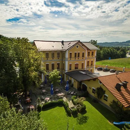 & Restaurant Waldschloss 4*